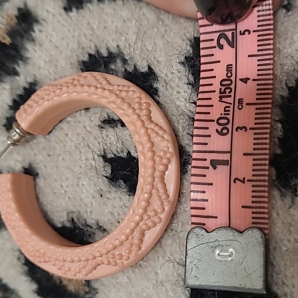 Pink textured hoop Earings - Picture 3 of 4